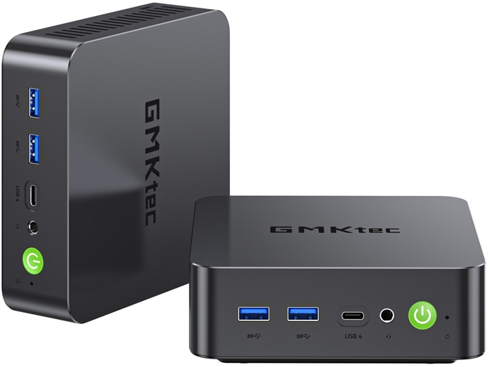 Két fekete GMKtec mini PC fehér felületen, látható USB-portokkal és megvilágított bekapcsológombokkal.