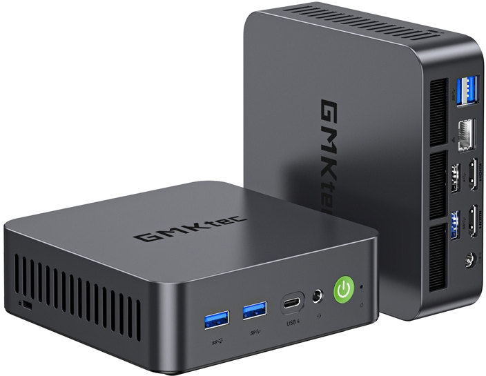 Két kompakt szürke GMKtec mini PC USB portokkal, bekapcsológombbal és a márkajelzéssel a házon.