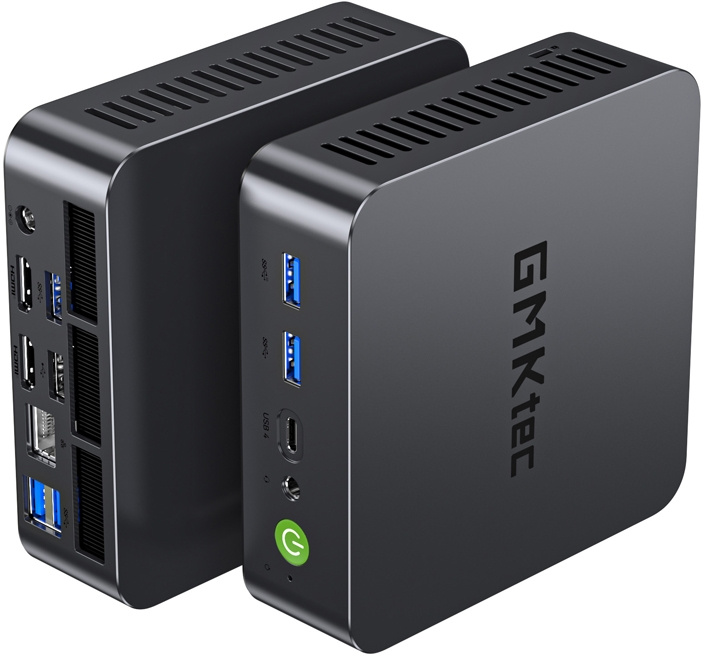 Két fekete GMKtec mini PC áll egymás mellett, különféle portokkal, szellőzőnyílásokkal és a logóval.