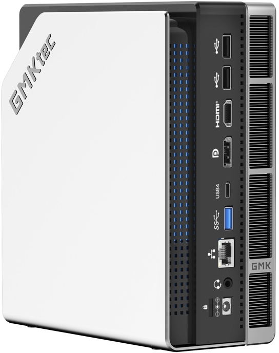 Fekete-fehér mini PC GMKtec logóval, oldalsó portokkal és szellőzőnyílásokkal.