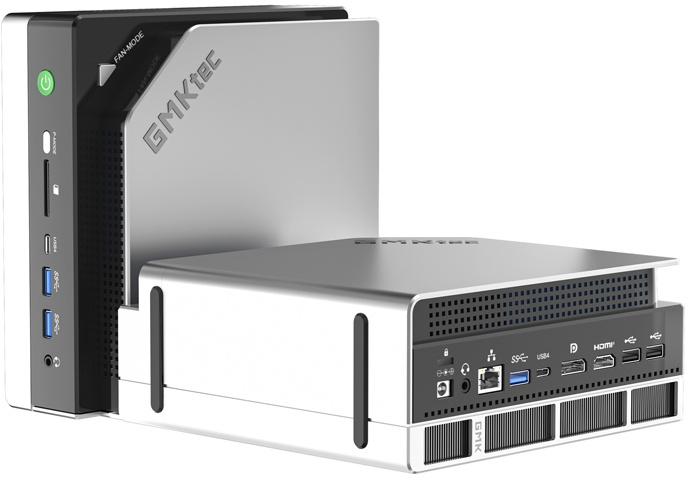 Két ezüst-fekete GMKtec mini PC áll egymás mellett, az egyik függőleges, a másik vízszintes, számos porttal.