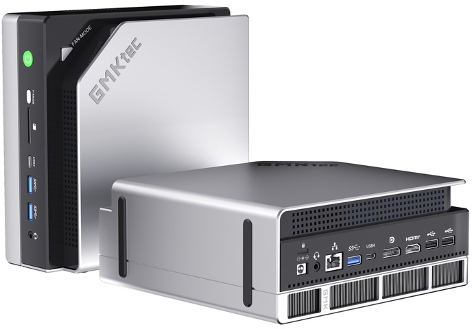 Két ezüst GMKtec mini PC, az egyik álló elülső portokkal, a másik fekvő hátulsó portokkal.