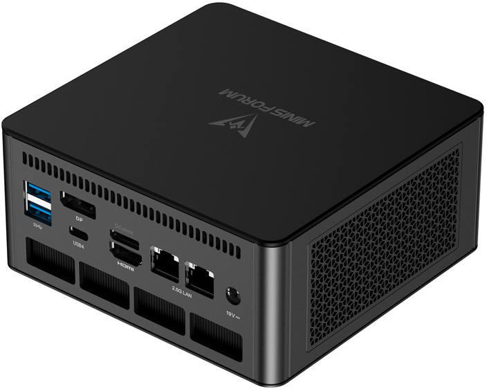 Fekete Minisforum mini PC hátoldali csatlakozókkal és hálós oldallapokkal.