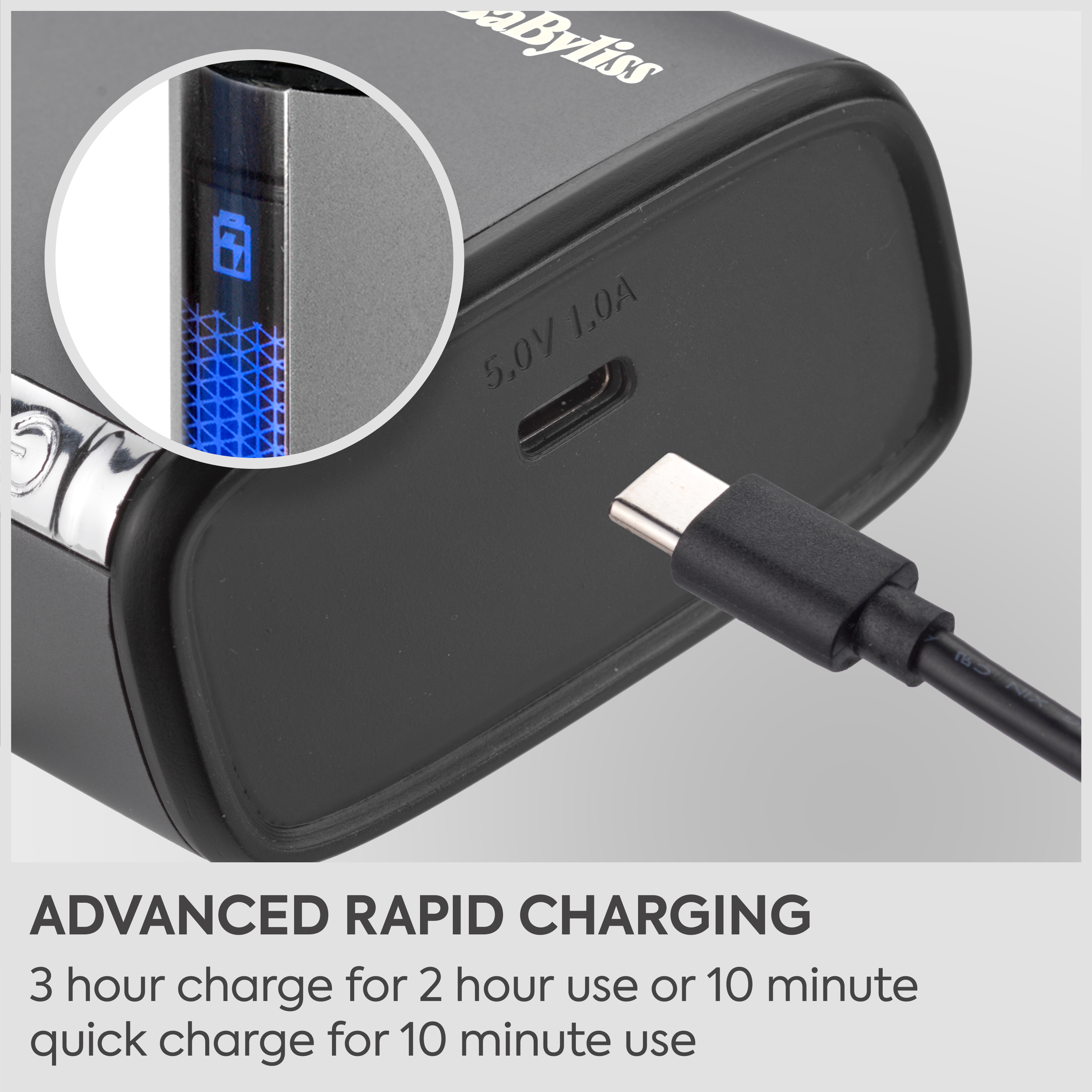 Un cavo USB-C si collega a un dispositivo nero, con un cerchio ingrandito che mostra il display di ricarica blu.