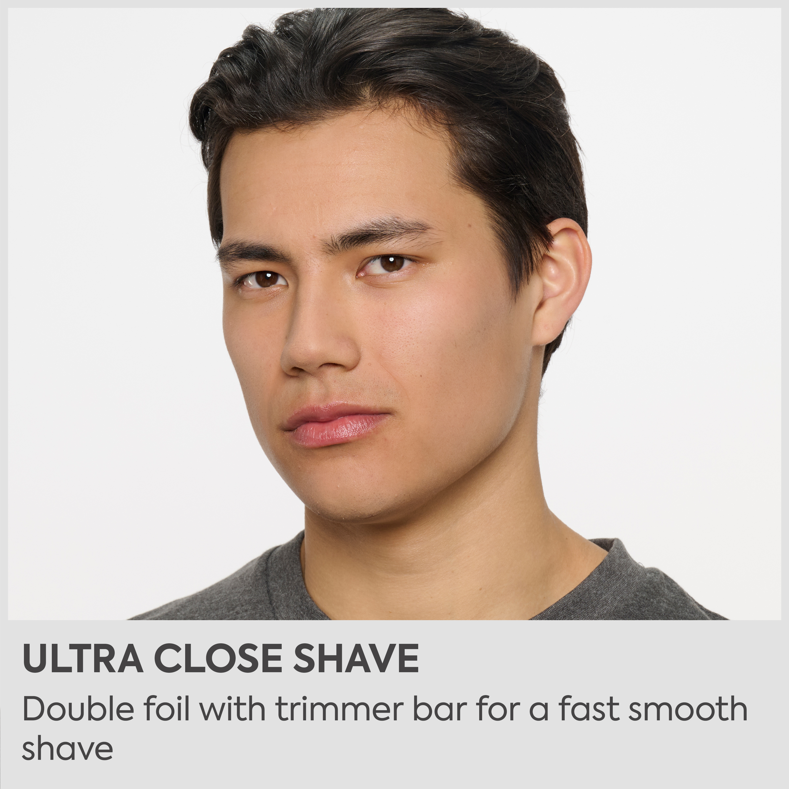 Primo piano di un uomo sbarbato con capelli scuri su sfondo bianco, con il testo Ultra Close Shave.