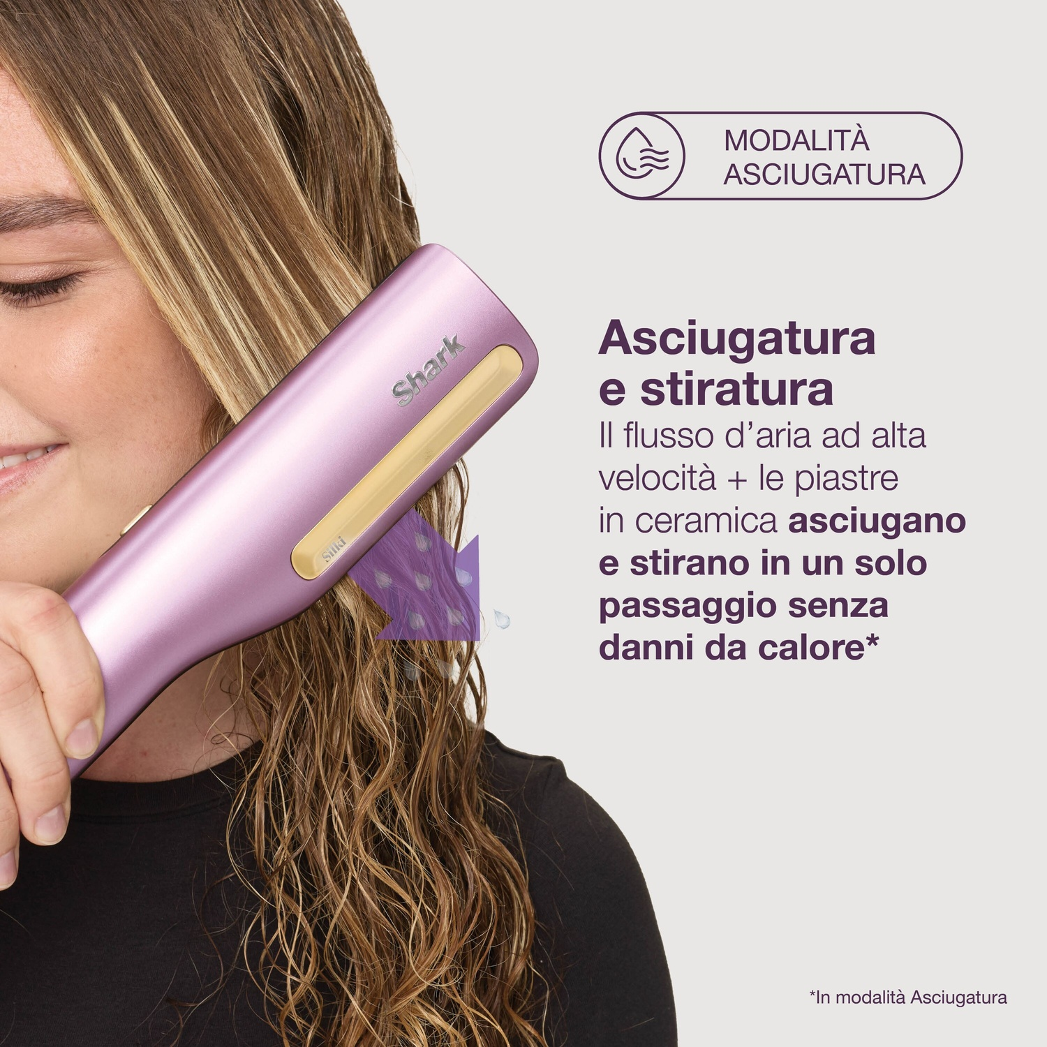 Una donna usa una piastra Shark rosa e oro con testo in italiano che descrive l'asciugatura e la stiratura.