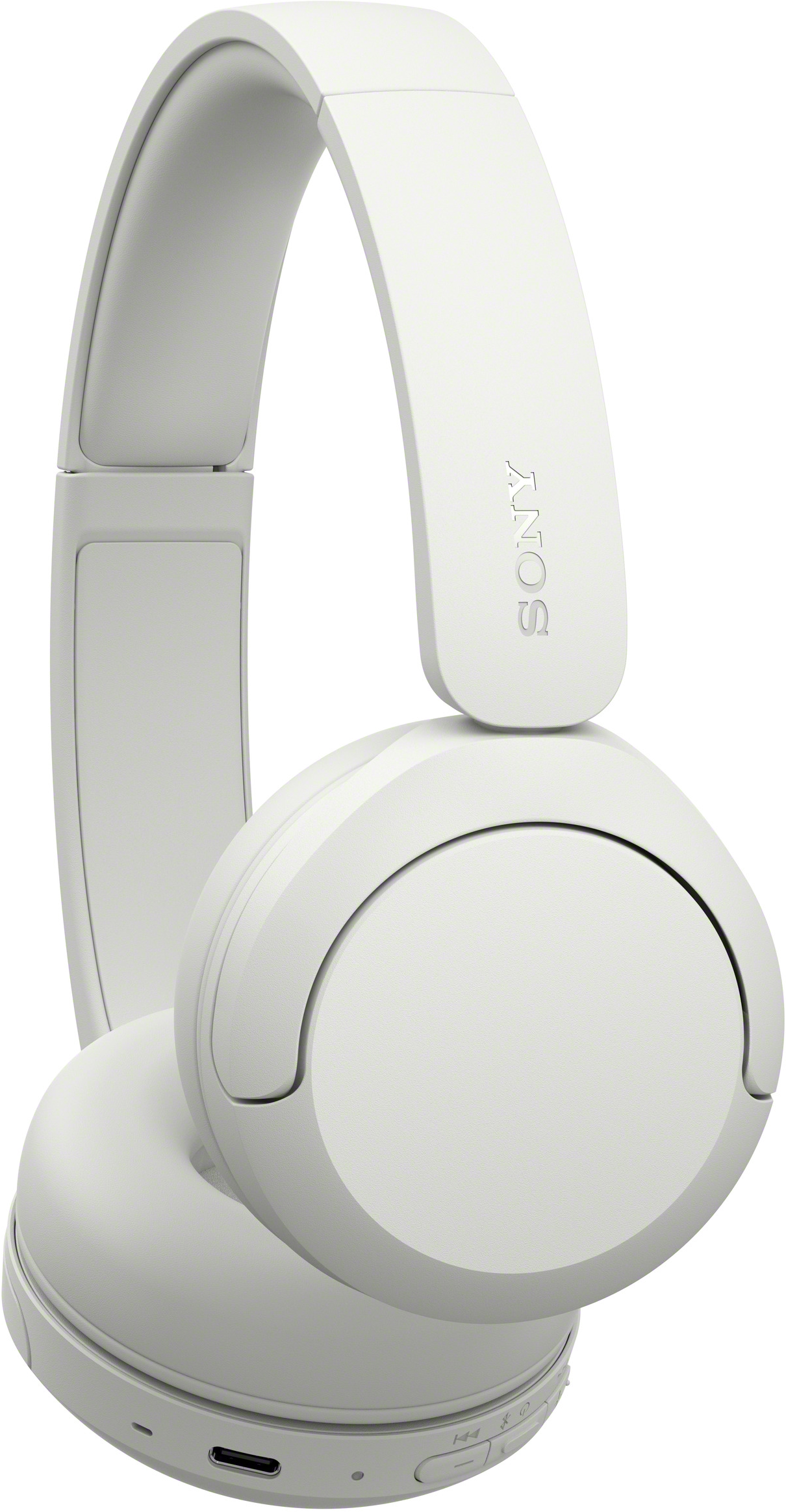 Fehér fülhallgató Sony logóval a fejpánton, fehér háttér előtt.