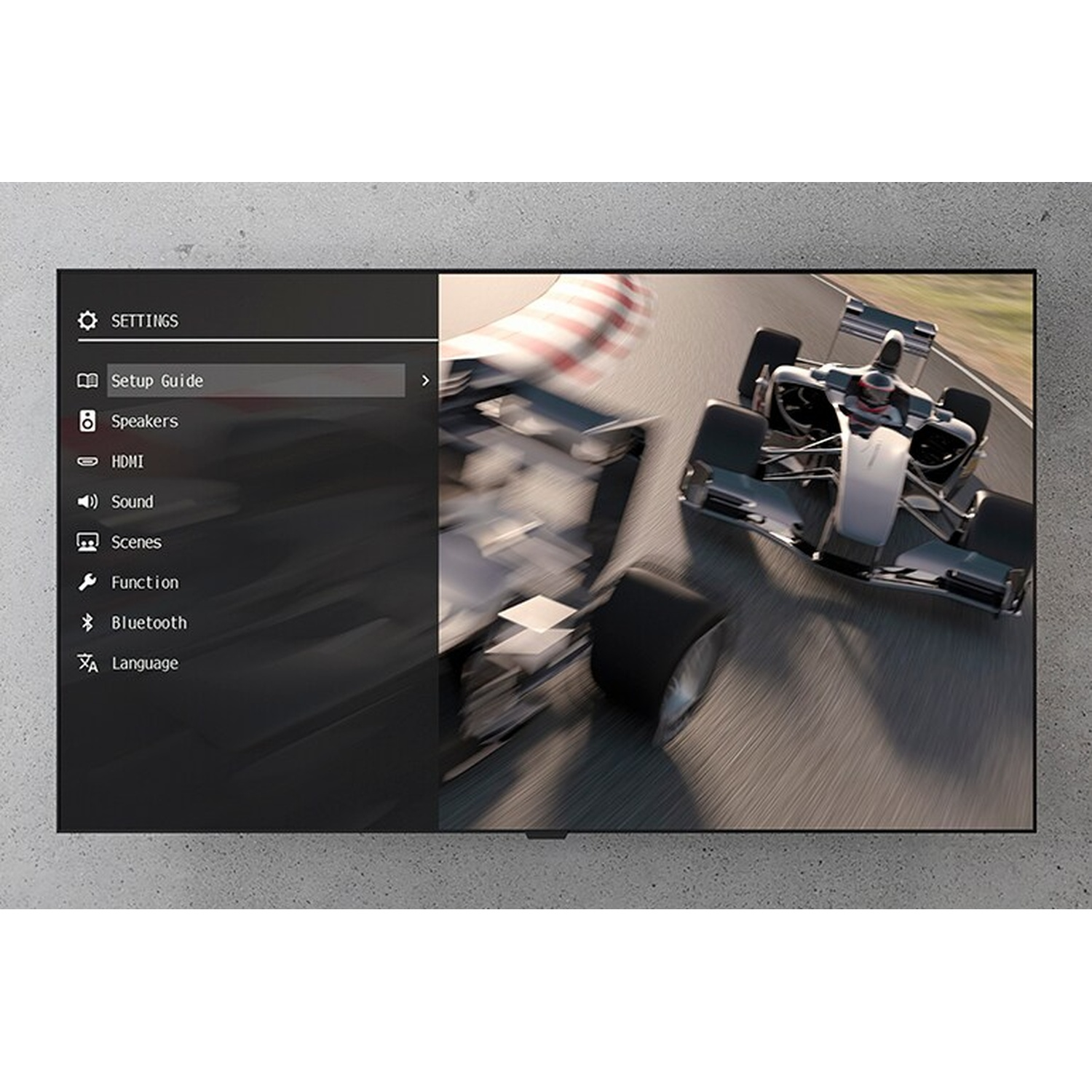 Un televisore mostra un menu impostazioni a sinistra e una gara di Formula 1 a destra.