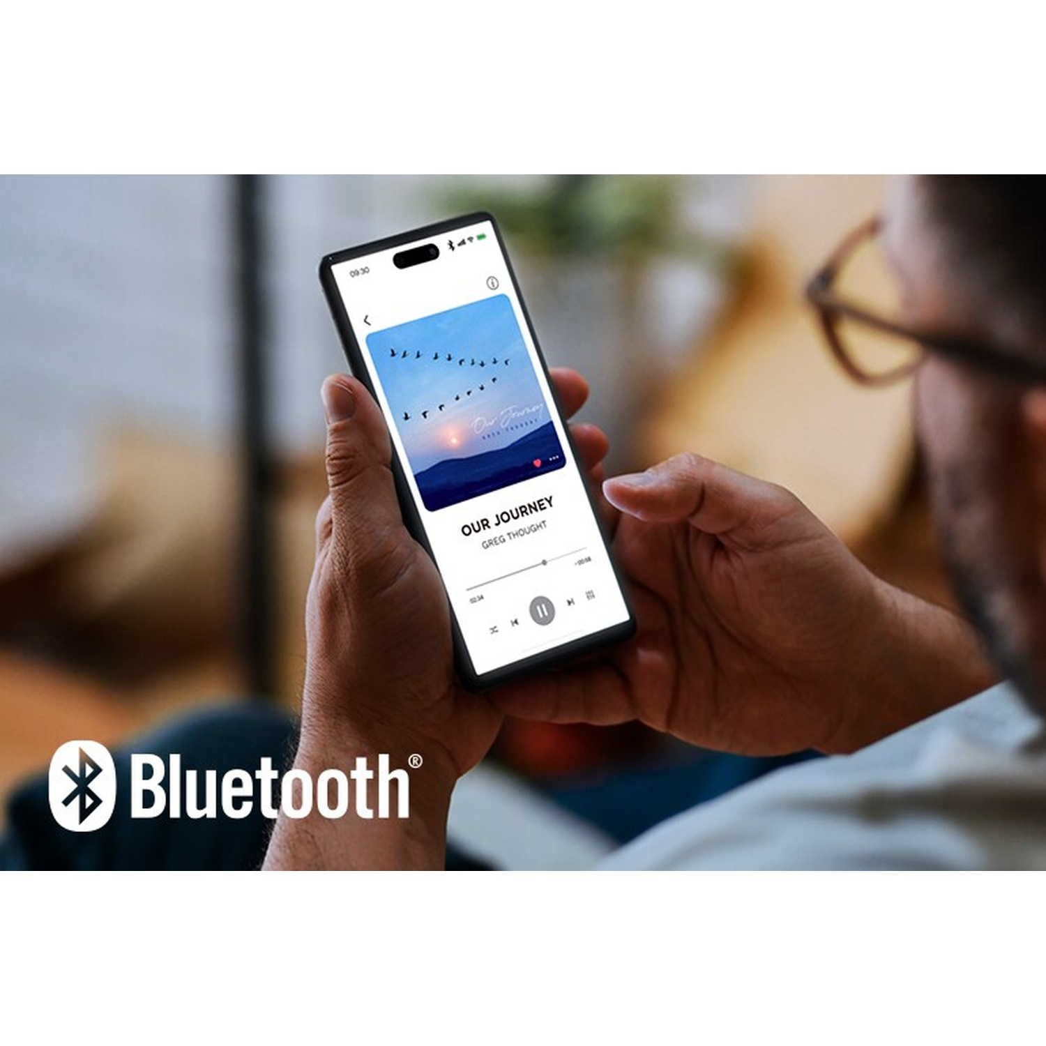 Una persona tiene uno smartphone con un'app musicale, con il logo Bluetooth in basso a sinistra.