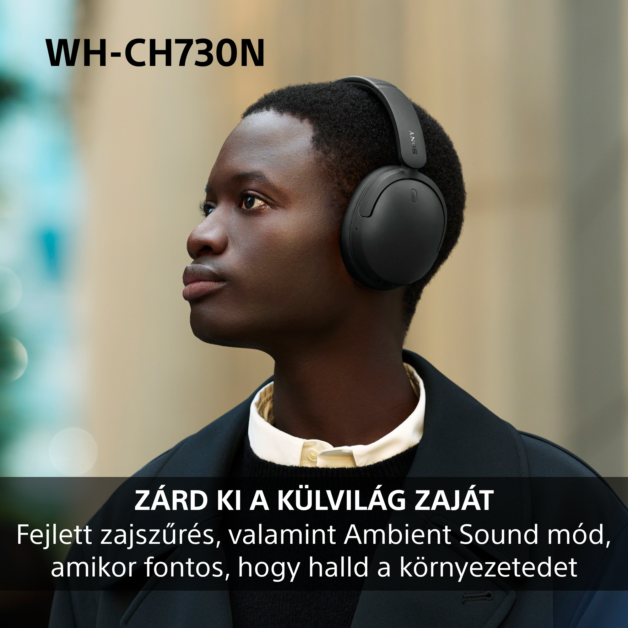 Egy fekete fülhallgatót viselő személy gondolkodva néz oldalra egy elmosódott háttér előtt.