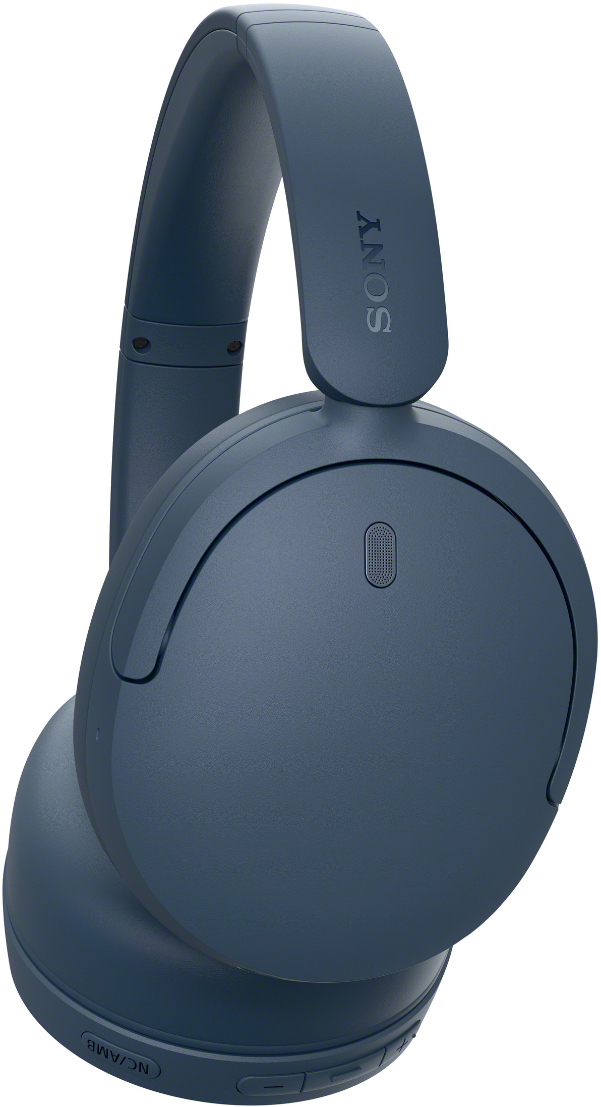 Sötétkék Sony fülre illeszkedő fejhallgató mikrofonnal és gombokkal fehér háttér előtt.