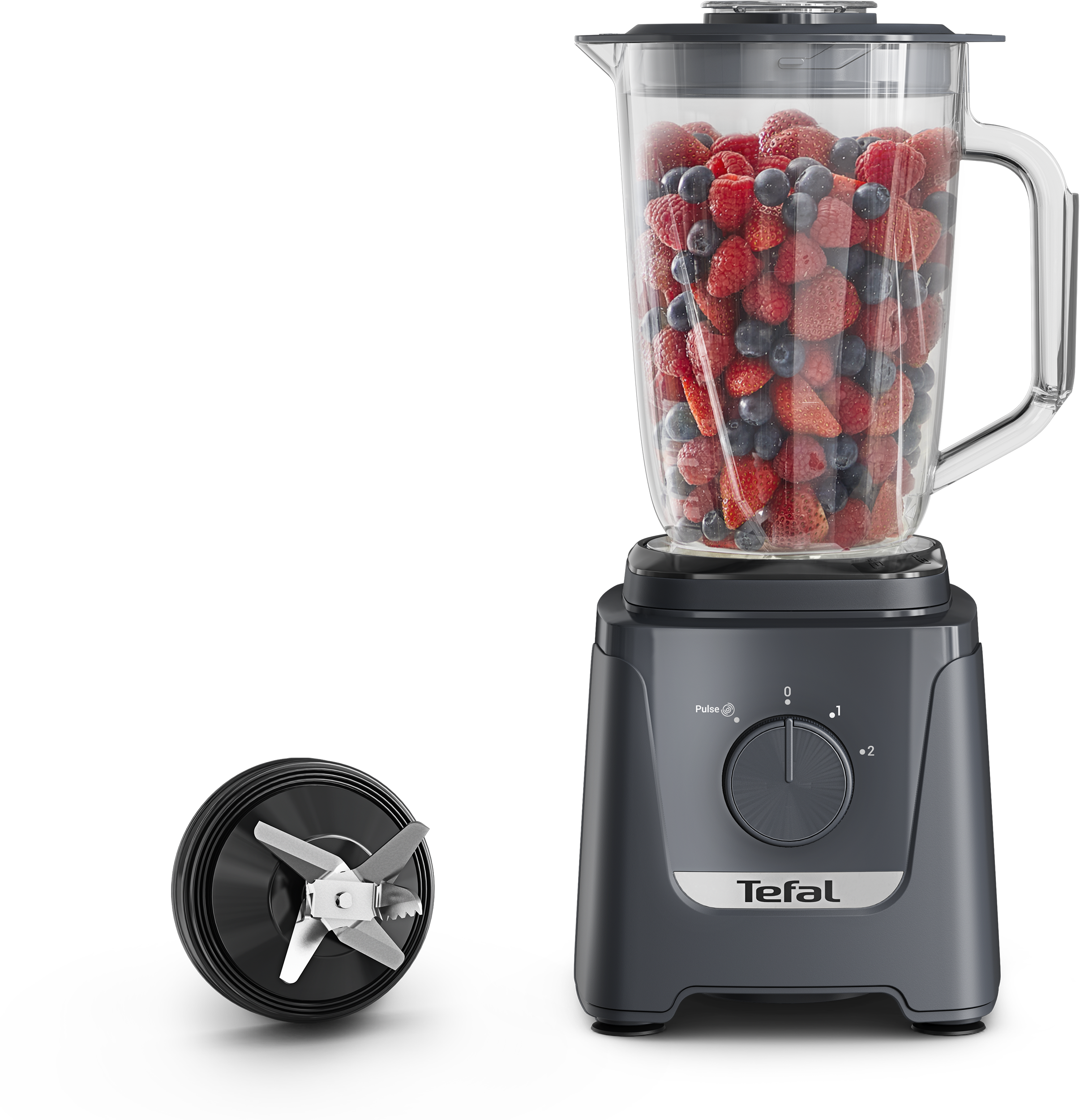 Málnával és áfonyával teli Tefal turmixgép, a levehető pengével mellette, fekete háttér előtt.