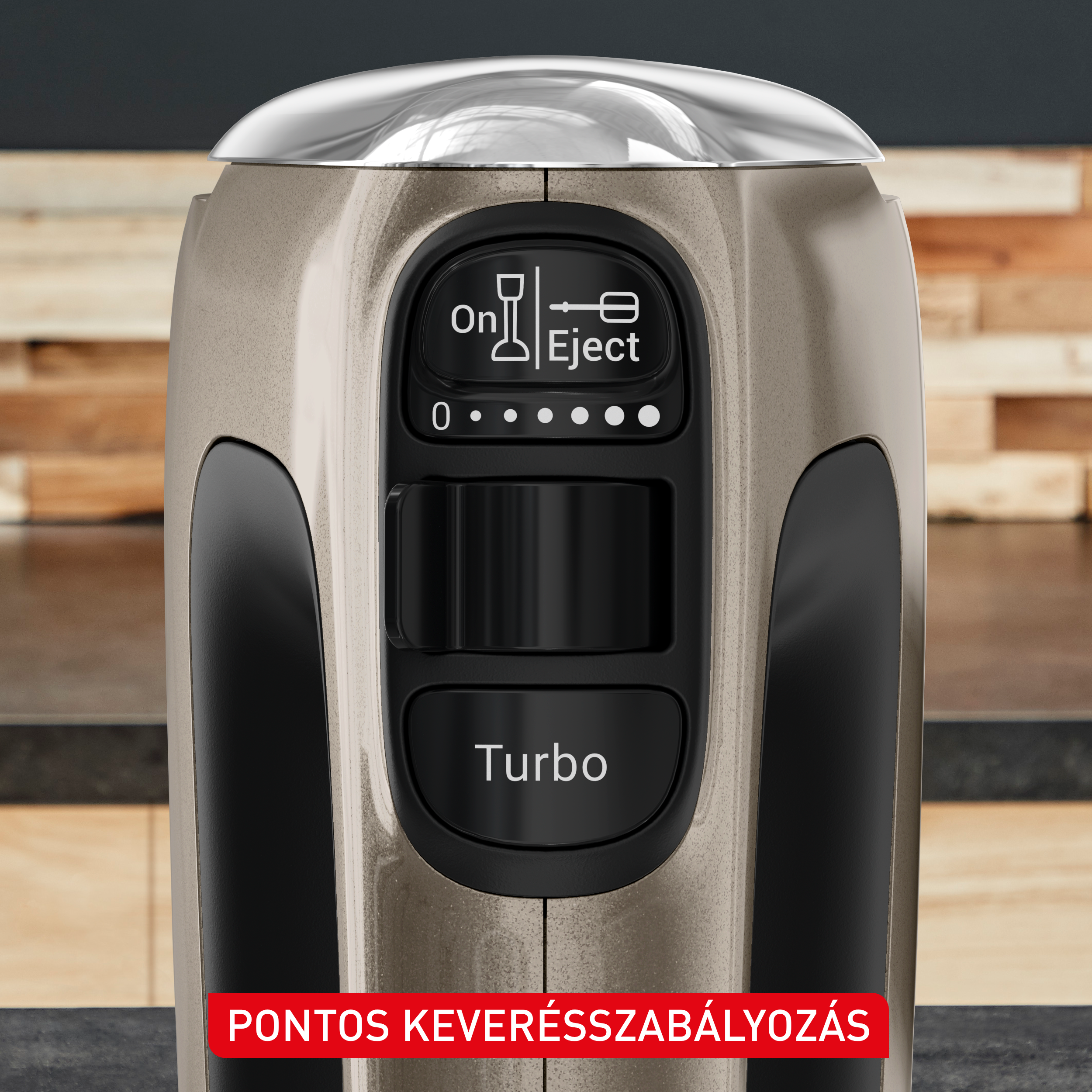 Ezüst kézi mixer fekete sebességszabályzóval és turbó gombbal faköteges háttér előtt.