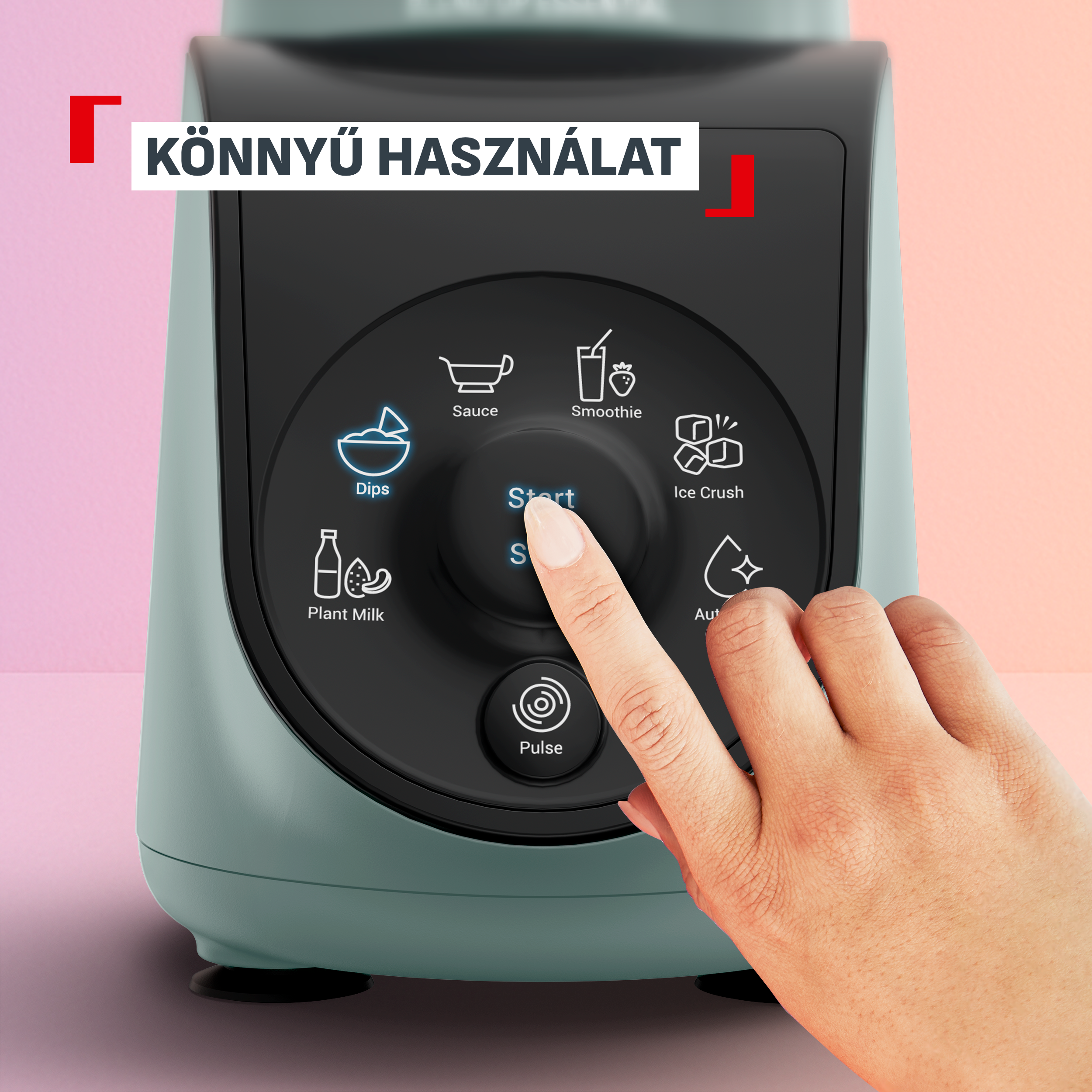 Egy ujj megnyomja a start gombot egy zöld turmixgépen.