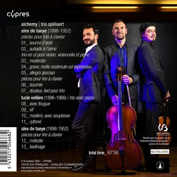 Drei Musiker in Anzügen stehen vor einem dunklen Hintergrund, einer hält ein Cello, ein anderer eine Geige.