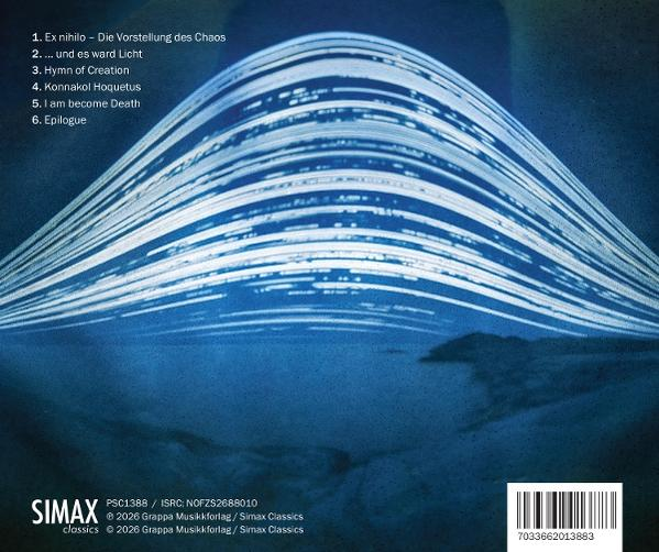 Ein blauer Nachthimmel mit Sternspur Bögen über einer Landschaft, links eine Titelliste und unten rechts ein Barcode.