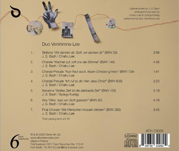 CD-Rückseite mit Tracklist, Texten und kleinen Papierbildern an einer roten Kordel.