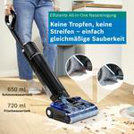 Person reinigt Holzboden mit einem Nasssauger, mit deutscher Werbeschrift und Detailaufnahmen.