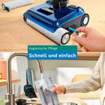 Blaue Bodenbürste wird gewartet und der Wassertank wird am Wasserhahn gereinigt.