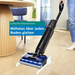 Eine Person benutzt einen blauen Akku-Hartbodenreiniger auf einem Holzfußboden.