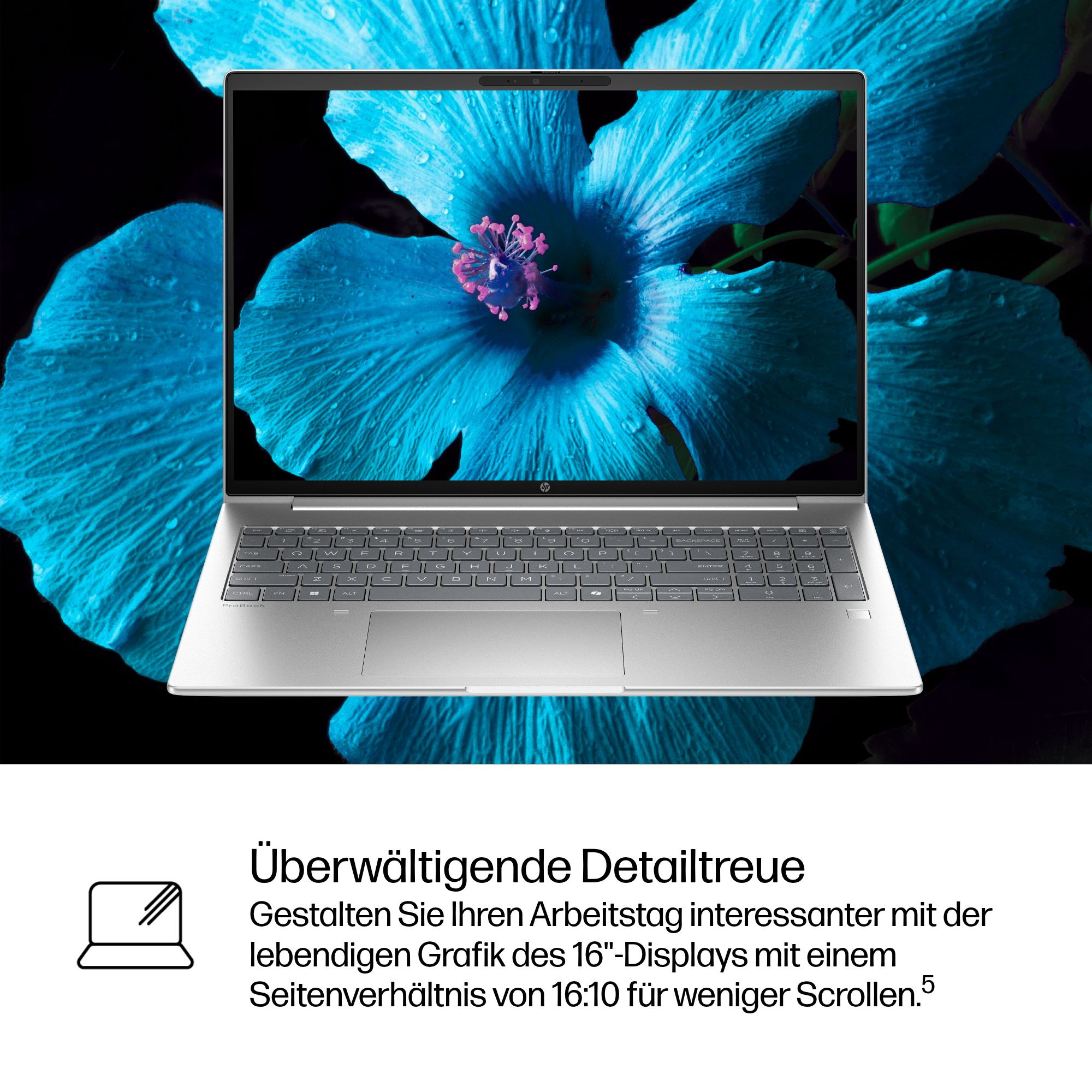Silberner Laptop vor blauem Hibiskus-Hintergrund mit deutschem Werbetext unten.