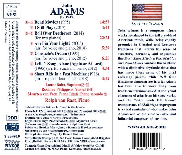 Rückseite einer Musik-CD von John Adams, American Classics, mit Titelliste, Texten und US-Flagge.