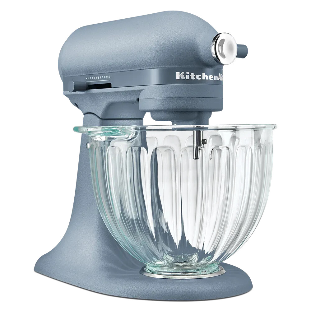 Ein matter schiefergrauer KitchenAid Standmixer mit einer klaren Glasschüssel mit vertikalen Rillen.