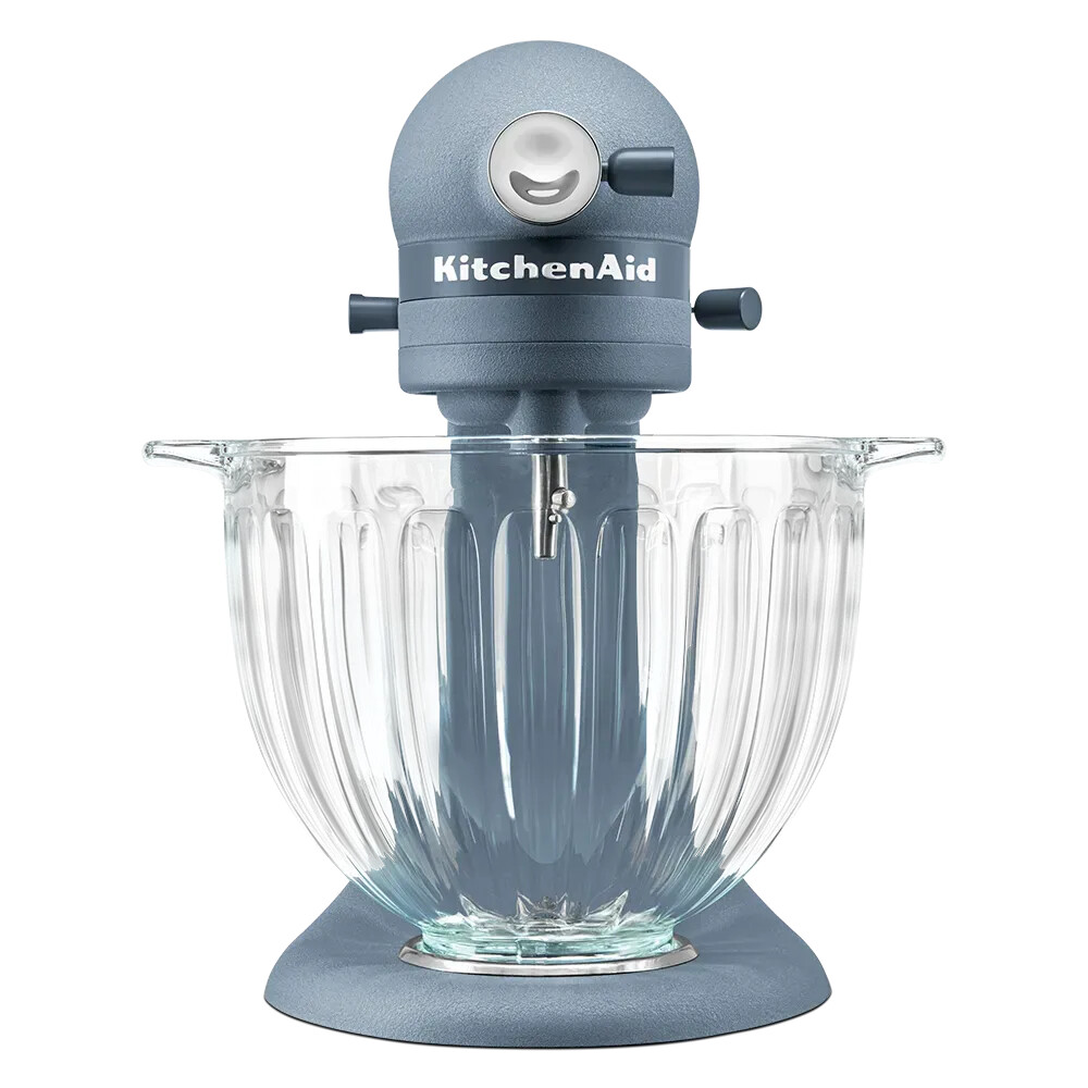 Ein grauer KitchenAid Standmixer mit gerippter Glasschüssel auf weißem Hintergrund.