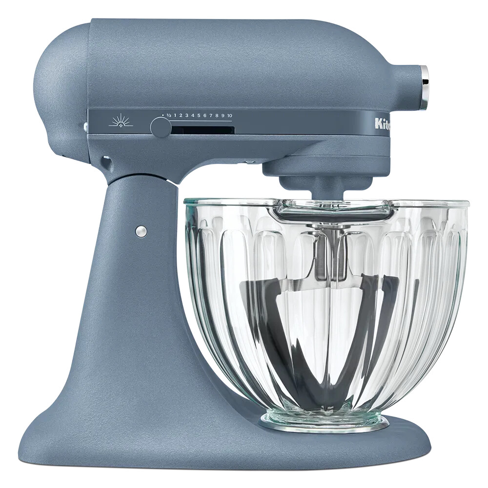Eine blaue Küchenmaschine mit einer Glasschüssel vor weißem Hintergrund.