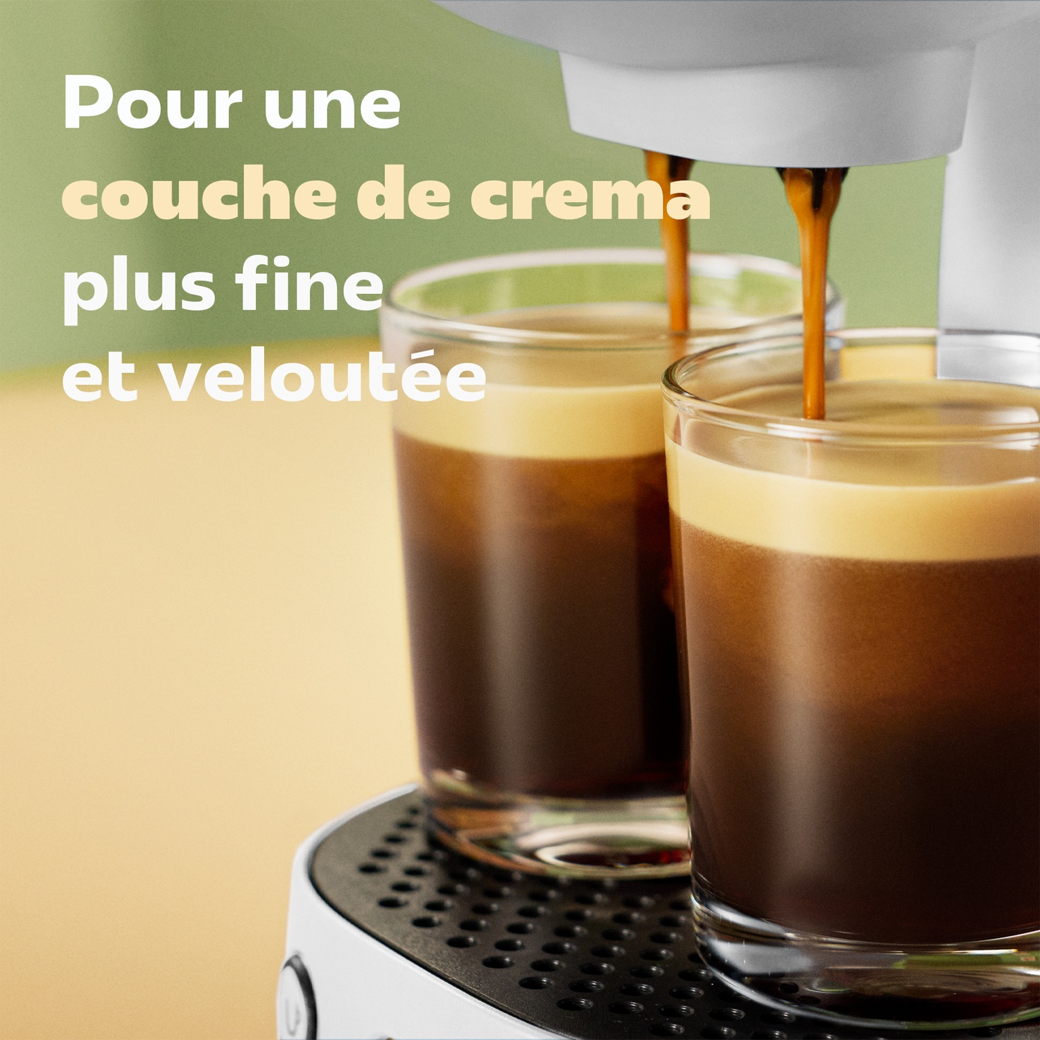 Des jets de café coulent dans deux verres avec une crema riche.