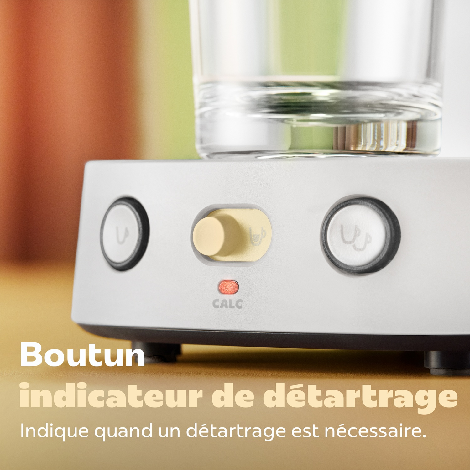 Une cafetière avec un voyant de détartrage jaune et des boutons.