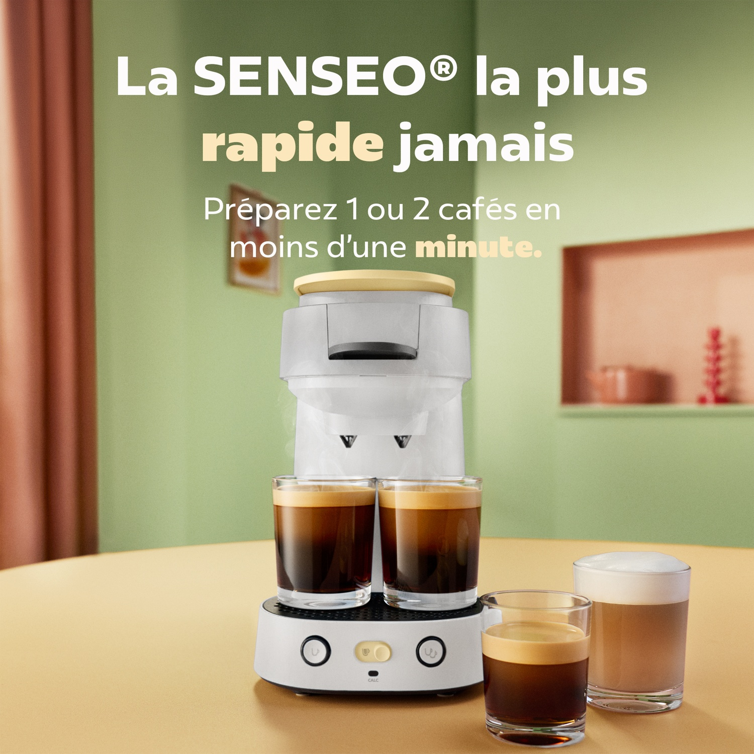 Une cafetière Senseo blanche sur une table jaune prépare deux tasses de café, avec du texte promotionnel.