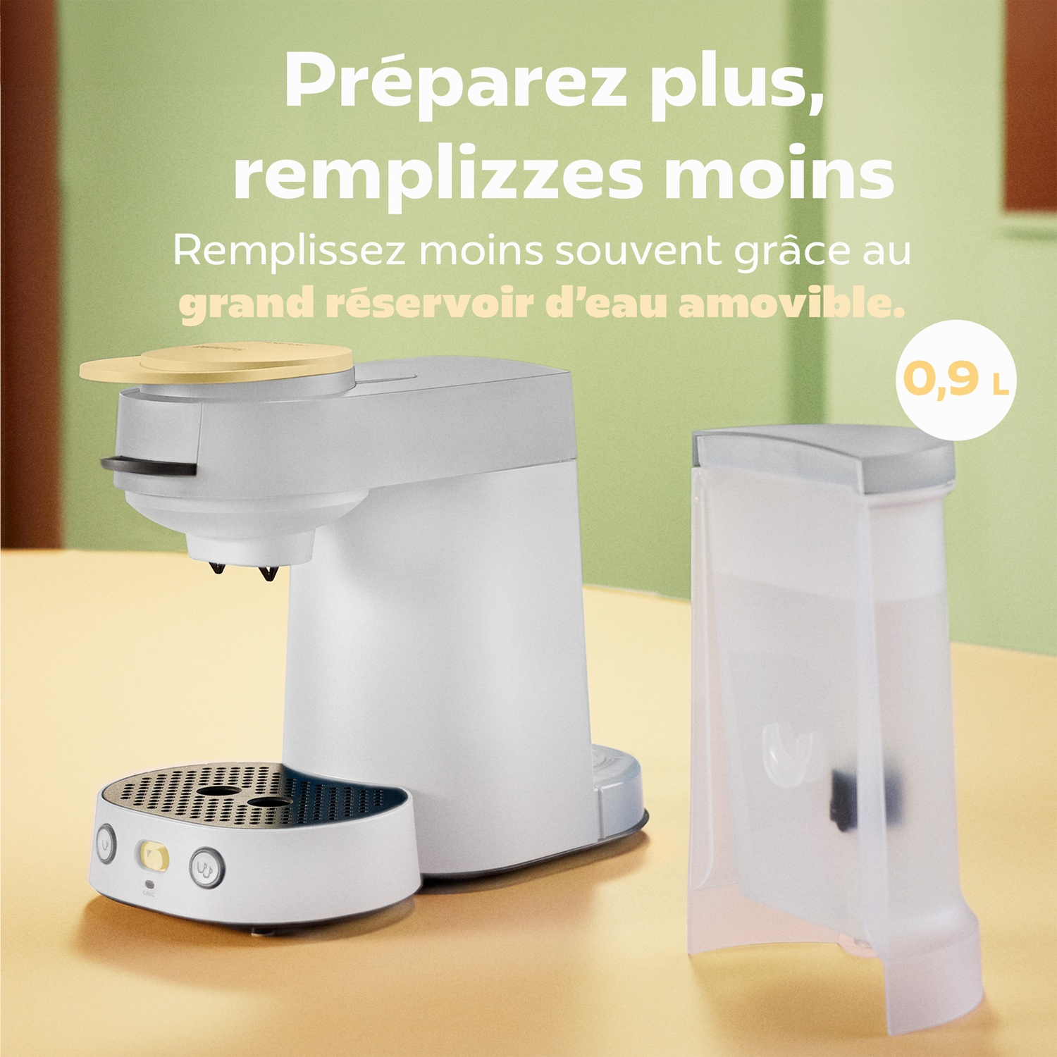 Une cafetière blanche avec un réservoir d'eau de 0,9L sur une surface jaune, avec du texte publicitaire en français.