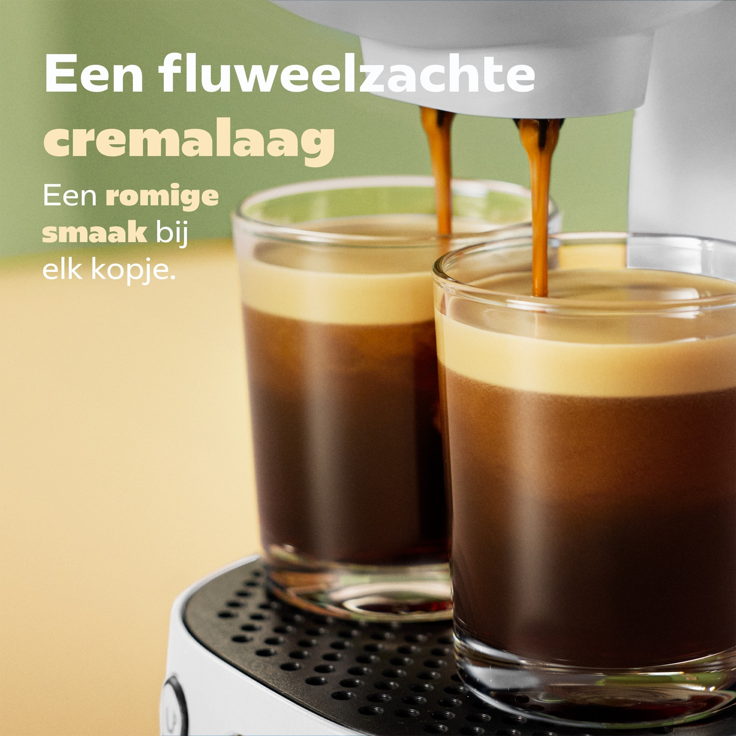 Espresso stroomt in twee glazen bekers op een witte machine, met een romige crema en Nederlandse tekst.