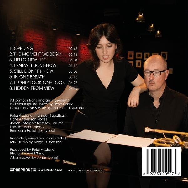 Albumrückseite mit Liedern, einer Sängerin und einem Pianisten im Vordergrund sowie Credits.