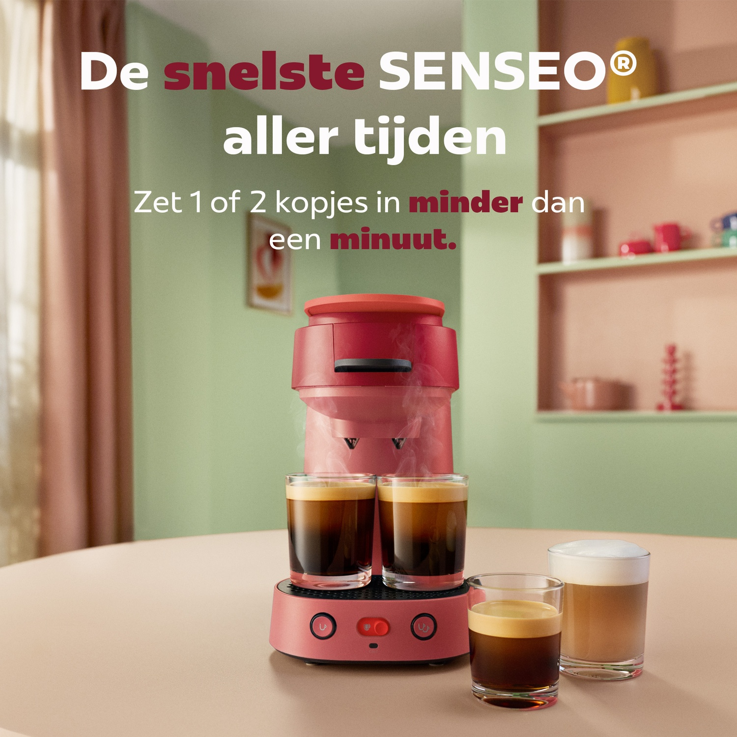 Een rode Senseo koffiezetapparaat zet twee kopjes koffie op een tafel in een keuken, met tekst.