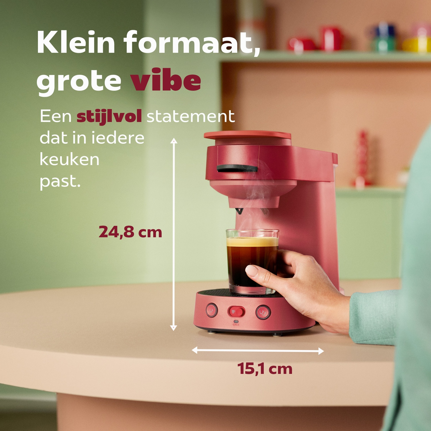 Rode koffiezetapparaat op tafel met hand die glas koffie vasthoudt, en tekstoverlays met afmetingen.