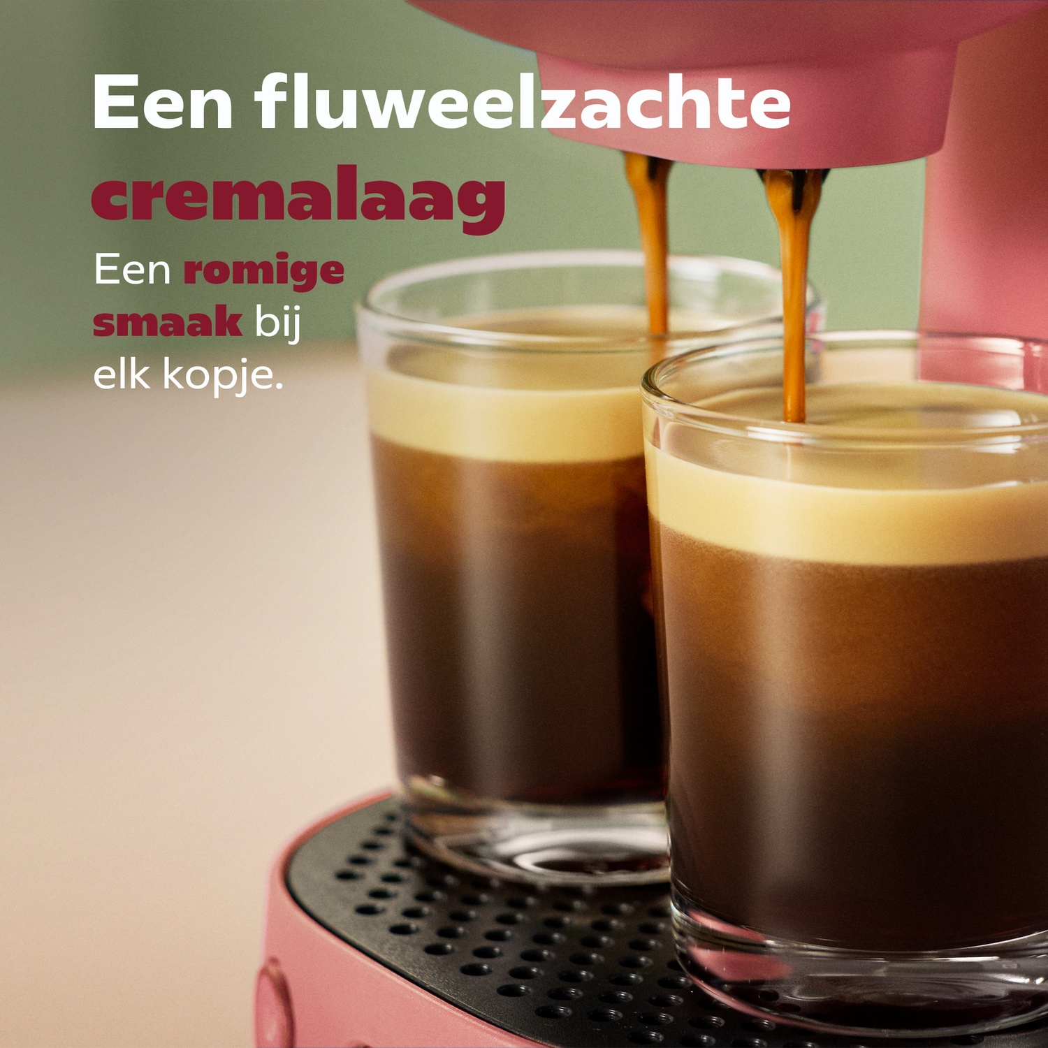 Koffie stroomt in twee glazen bekers op een roze machine, met Nederlandse tekst links.
