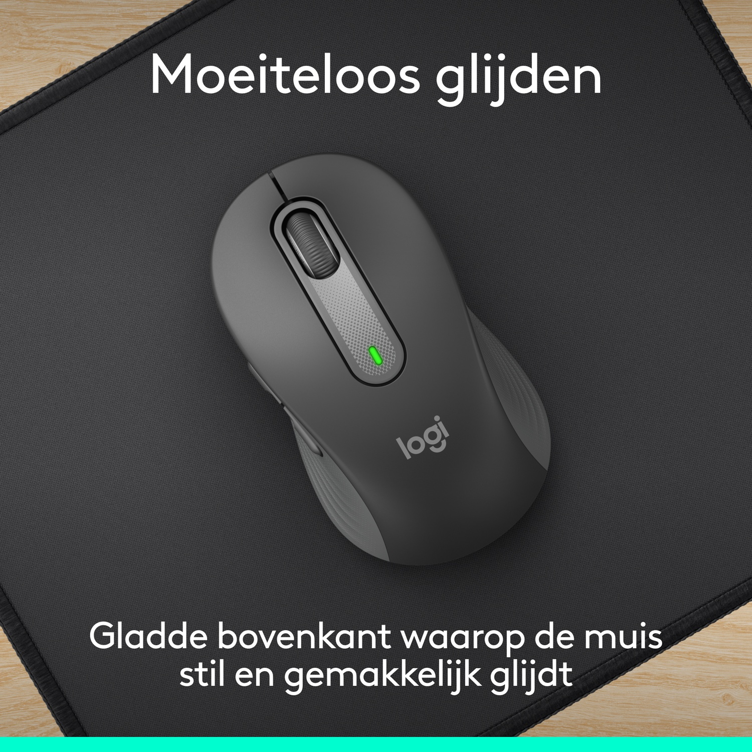 Une souris sans fil grise avec voyant LED vert sur un tapis de souris noir avec du texte.