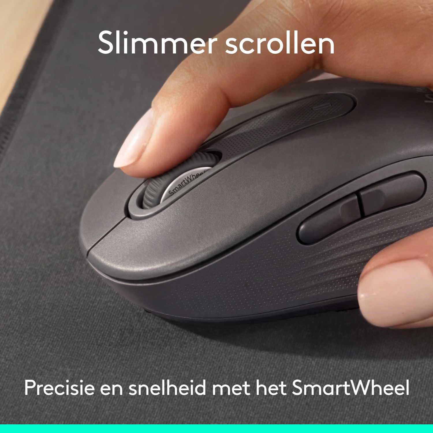 Main faisant défiler une souris d'ordinateur grise avec SmartWheel.