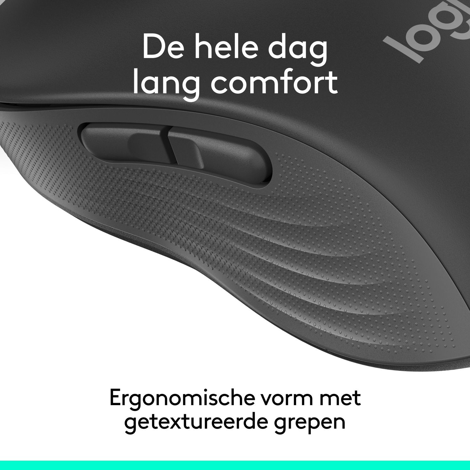 Gros plan d'une souris d'ordinateur noire ergonomique avec boutons de pouce et surface texturée.