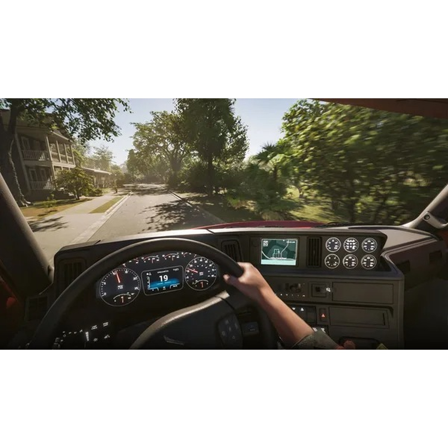 Vue du conducteur du tableau de bord d'un camion roulant dans une rue suburbaine ensoleillée et bordée d'arbres.