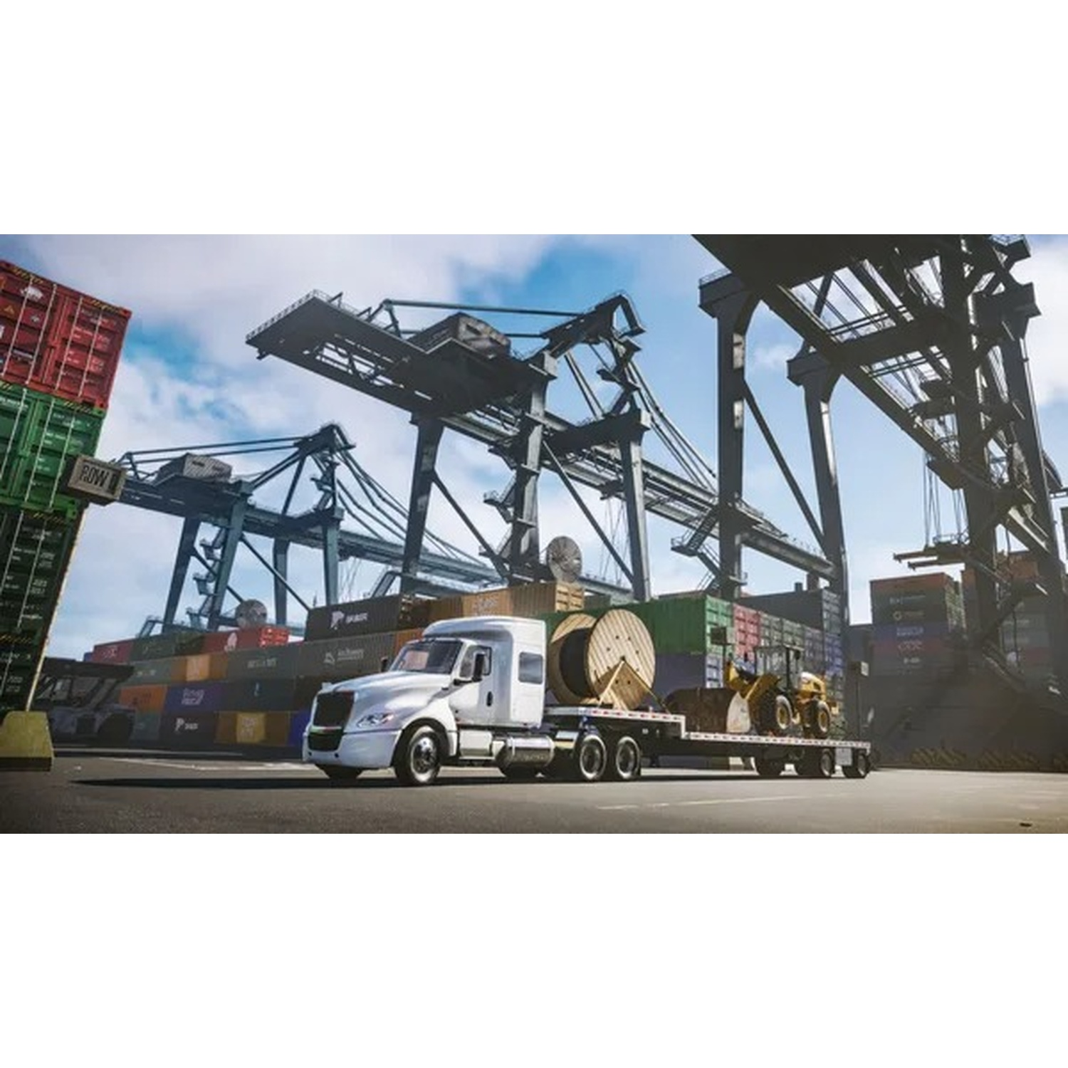 Un camion blanc transporte des bobines de câble et une pelleteuse dans un port animé avec de grandes grues et des conteneurs.
