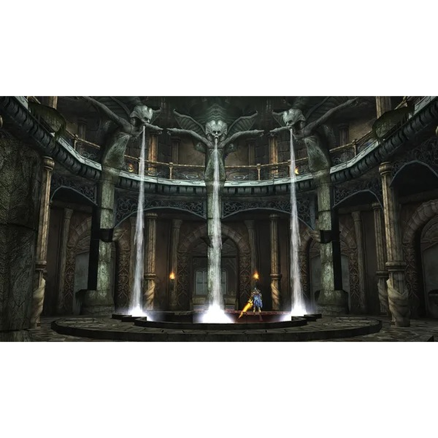 Une grande salle en pierre avec trois grandes statues versant de l'eau dans une fontaine ronde, avec un guerrier.