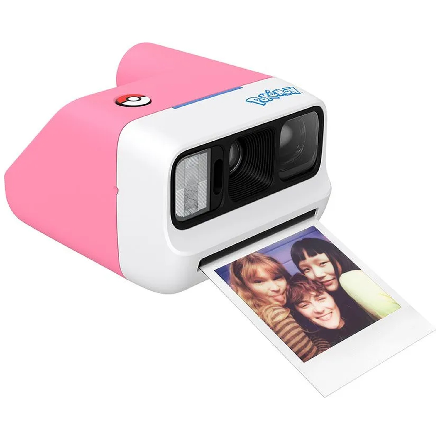 Un appareil photo instantané Pokémon rose et blanc éjectant la photo imprimée de trois femmes.