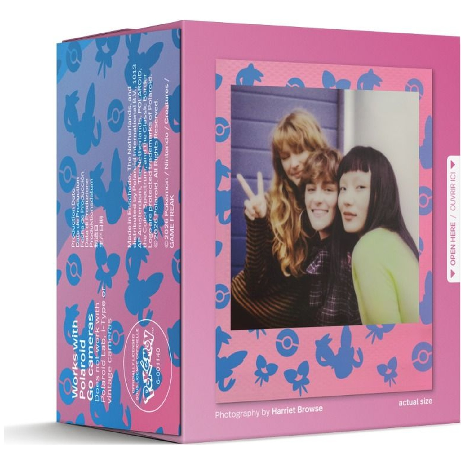 Boîte Polaroid rose Pokémon avec une photo de trois jeunes femmes souriantes.