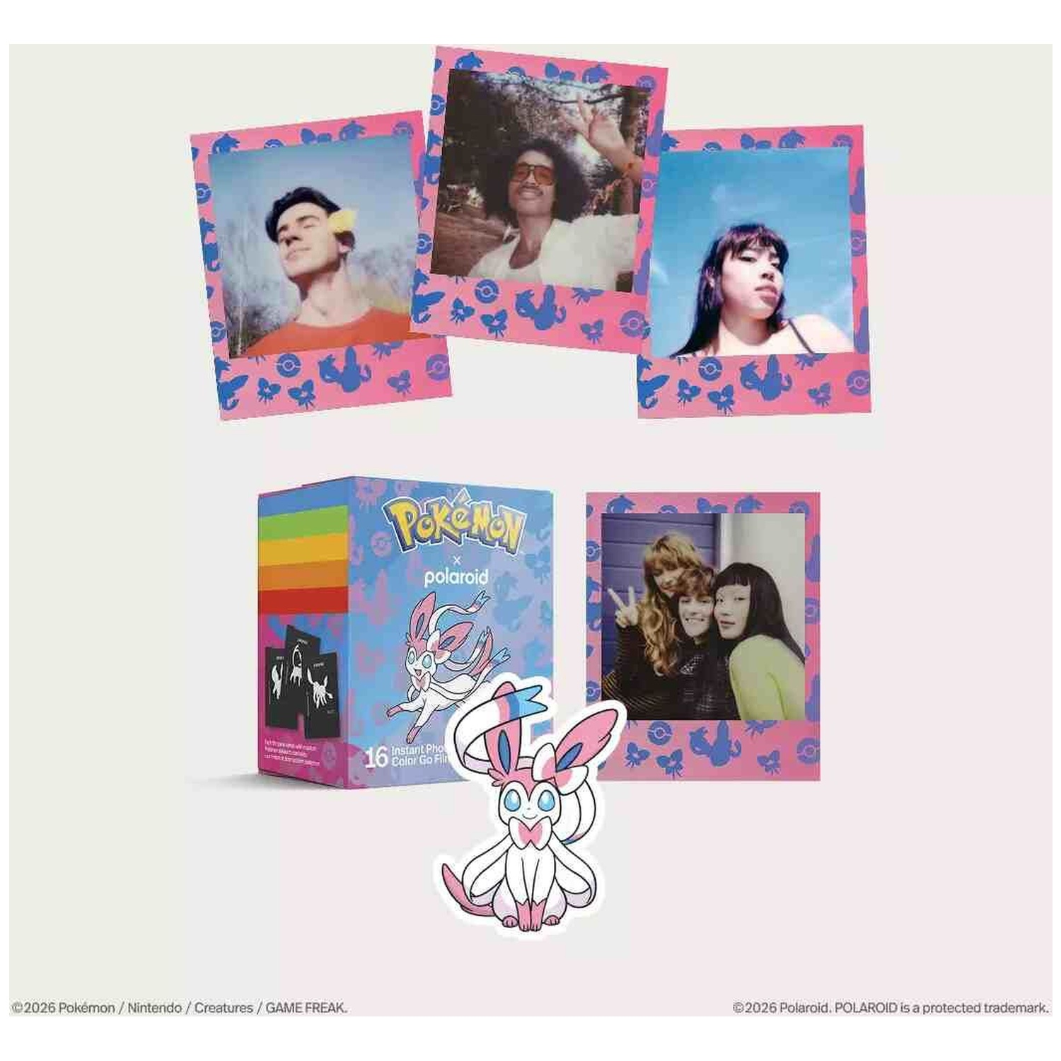 Produit Pokémon Polaroid avec boîte de film, autocollant Sylveon et photos Polaroid.