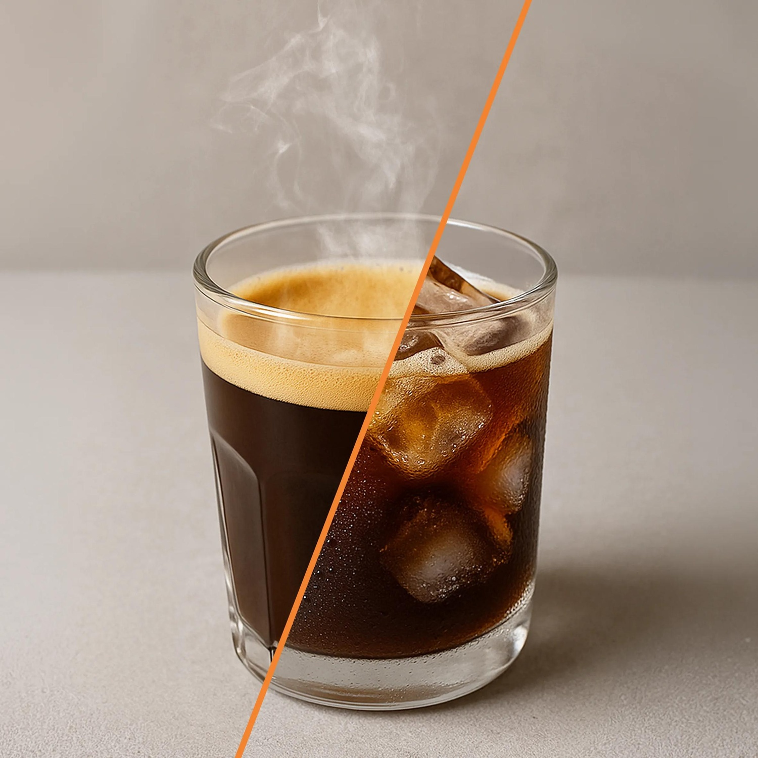 Un verre divisé en diagonale montrant du café chaud à gauche et du café glacé à droite sur un fond gris.