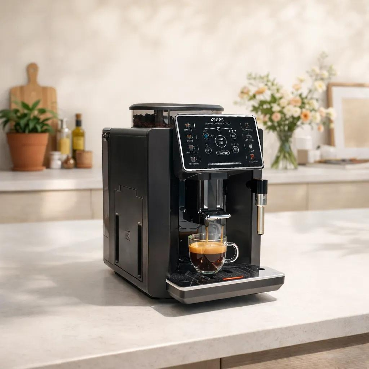 Une machine à café Krups noire sur un plan de travail blanc verse du café dans une tasse.