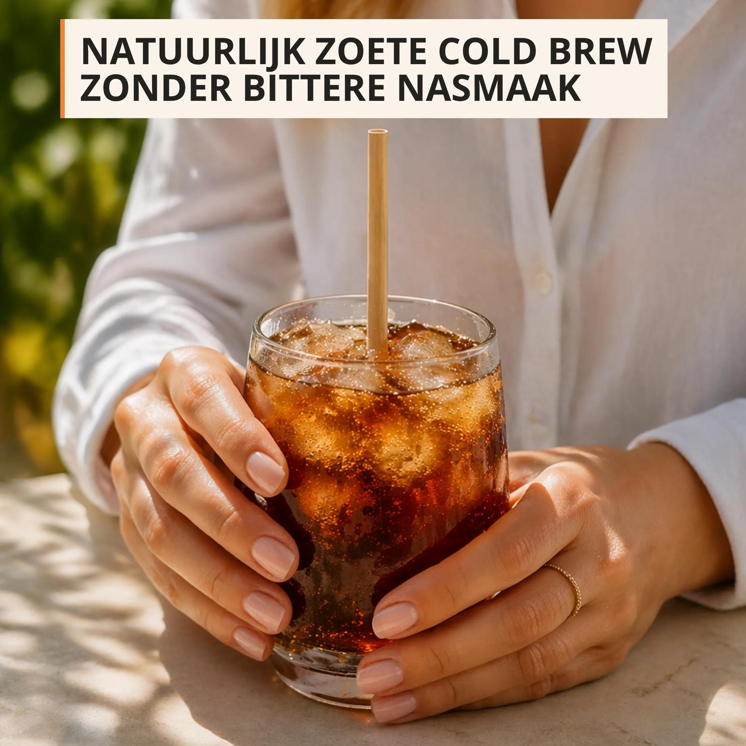 Une femme en blanc tient un verre de cold brew avec de la glace et une paille, texte en haut.